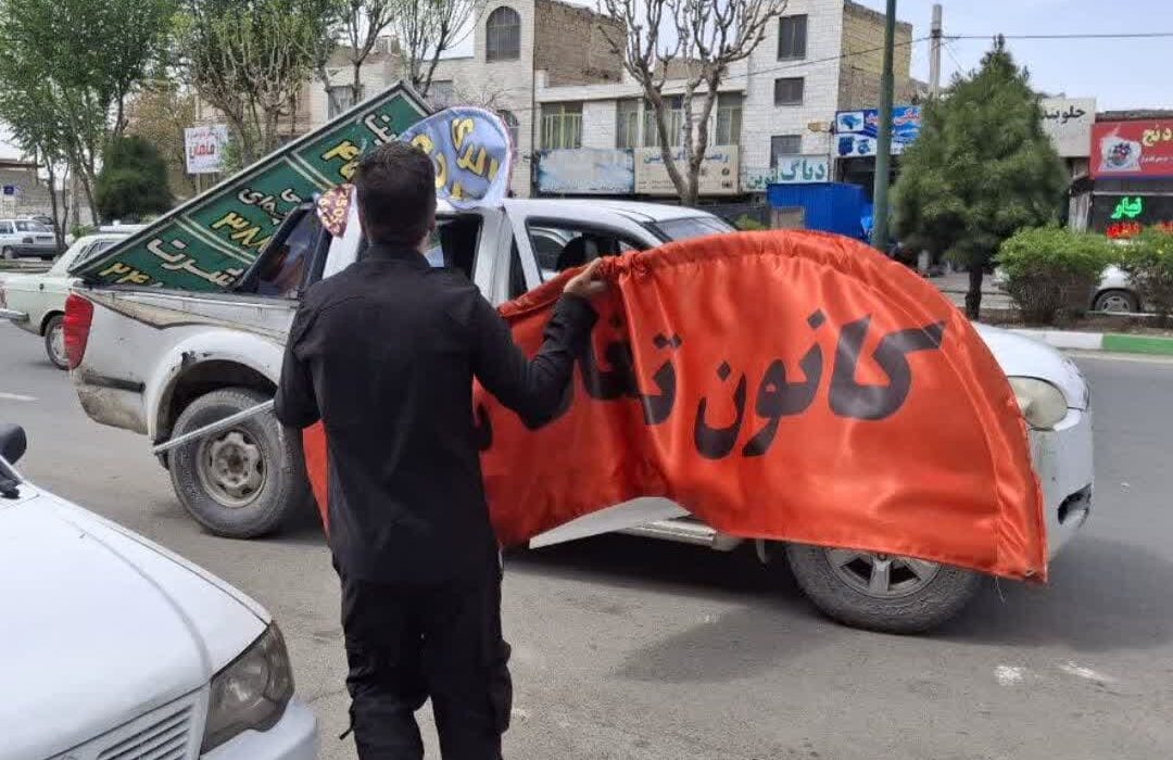 جمع‌آوری تابلوها و بنرهای غیرمجاز و غیرایمن در ماهدشت