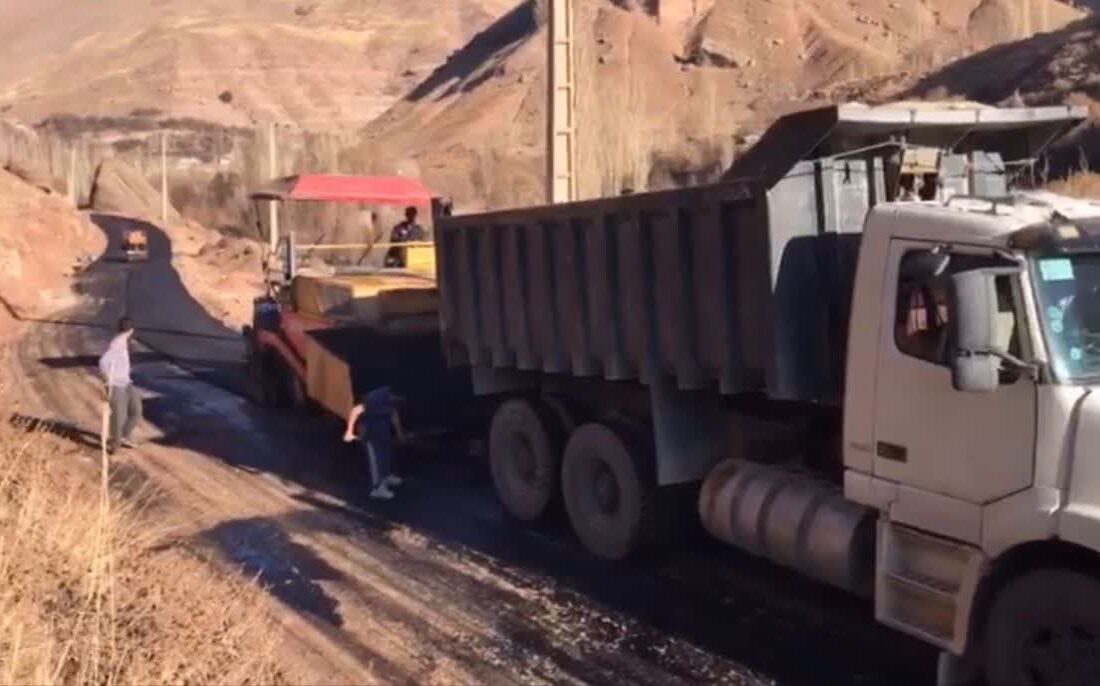 آغاز عملیات آسفالت راه روستایی «کتهده – گراب» در طالقان