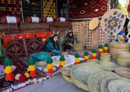 نمایش هزاررنگ ایران در دانشگاه آزاد کرج/ آغاز به‌کار نمایشگاه اقوام و صنایع‌دستی