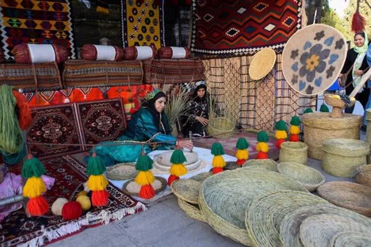 نمایش هزاررنگ ایران در دانشگاه آزاد کرج/ آغاز به‌کار نمایشگاه اقوام و صنایع‌دستی