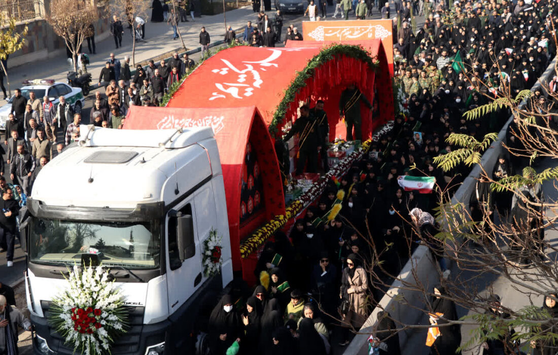 کرج در سوگ گمنامان آسمانی/ بدرقه باشکوه ۱۰ شهید دفاعمقدس