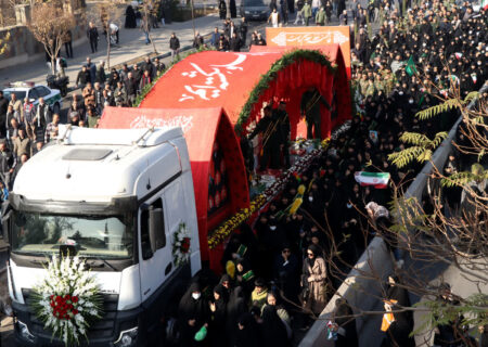 کرج در سوگ گمنامان آسمانی/ بدرقه باشکوه ۱۰ شهید دفاع‌مقدس