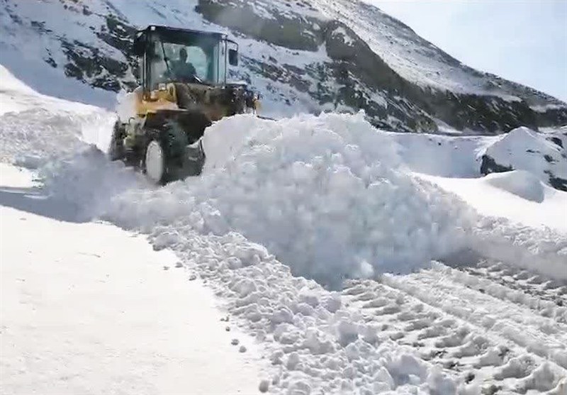 ریزش بهمن در محور روستایی دروان