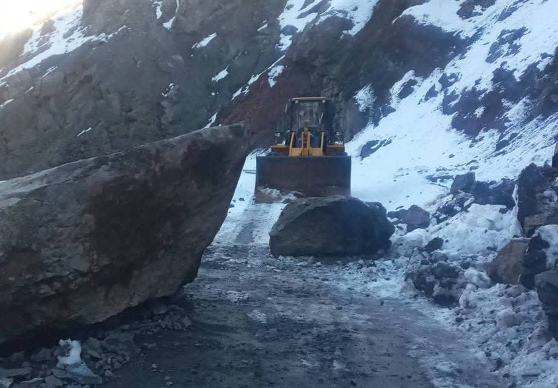 ریزش سنگ در 3 محور روستایی طالقان