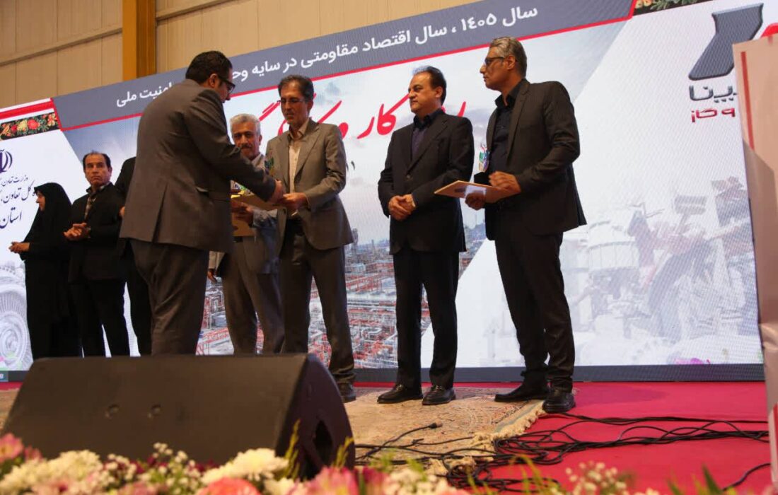 تجلیل از ۳۳ گروه کاری و کارگر نمونه استان البرز انجام شد