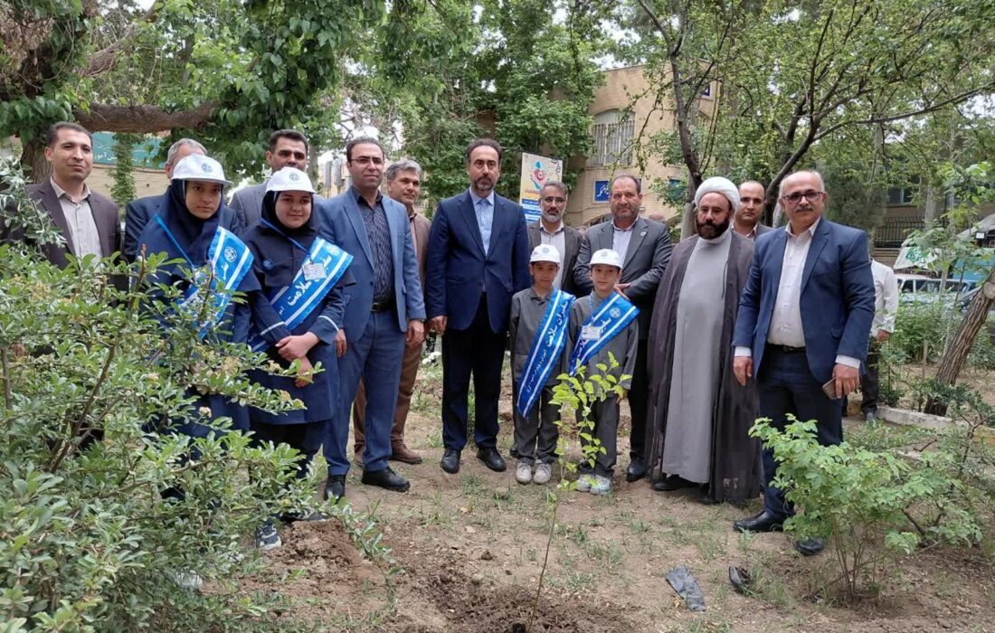 گرامیداشت شهدای میناب با کاشت نهال در مدارس البرز
