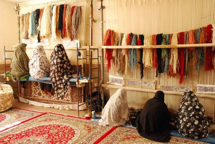 تولید ۱۶۸۰ تخته فرش و گلیم دست‌باف توسط مددجویان البرز