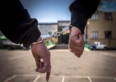 کشف ۲ شیء تاریخی از خودروی سرقتی در ساوجبلاغ؛ اشیا در حال کارشناسی هستند