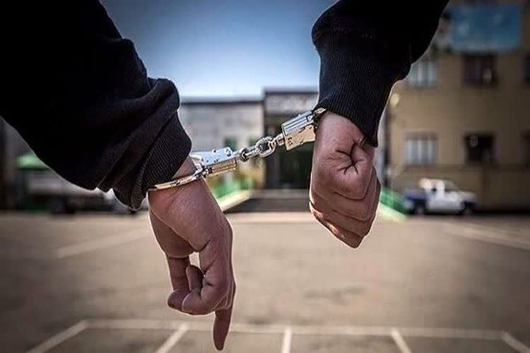 کشف ۲ شیء تاریخی از خودروی سرقتی در ساوجبلاغ؛ اشیا در حال کارشناسی هستند