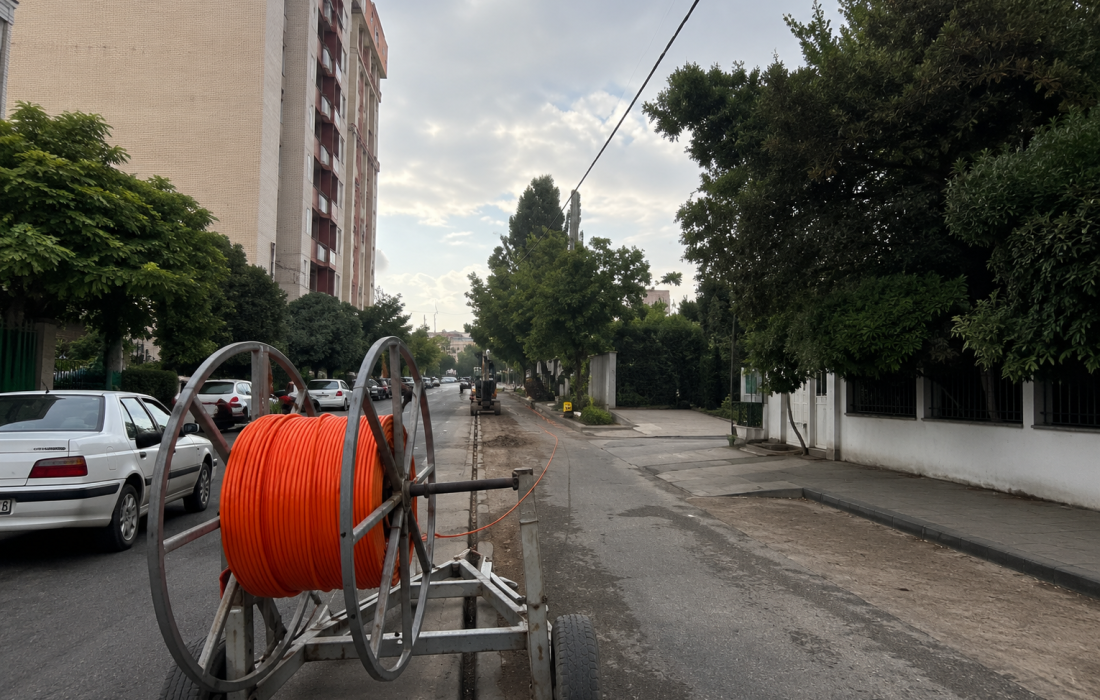 عملیات توسعه شبکه فیبرنوری در خیابان میخک کرج آغاز شد