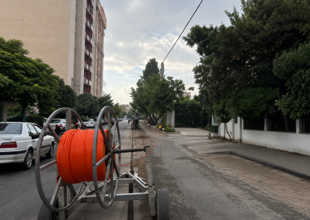 عملیات توسعه شبکه فیبرنوری در خیابان میخک کرج آغاز شد